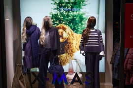 R52_9456_Capture-One_Canon-R5Mk2-Camera-Standard