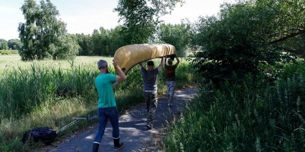 Frivilligsanering av oljan i Stora ån i Göteborg